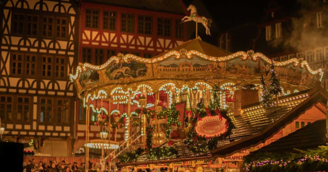 Carrousel illuminé de guirlandes sur un marché de Noël