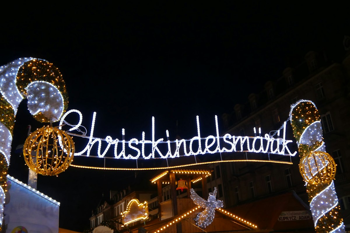 Grand sapin de Noël illuminé sur un marché de Noël