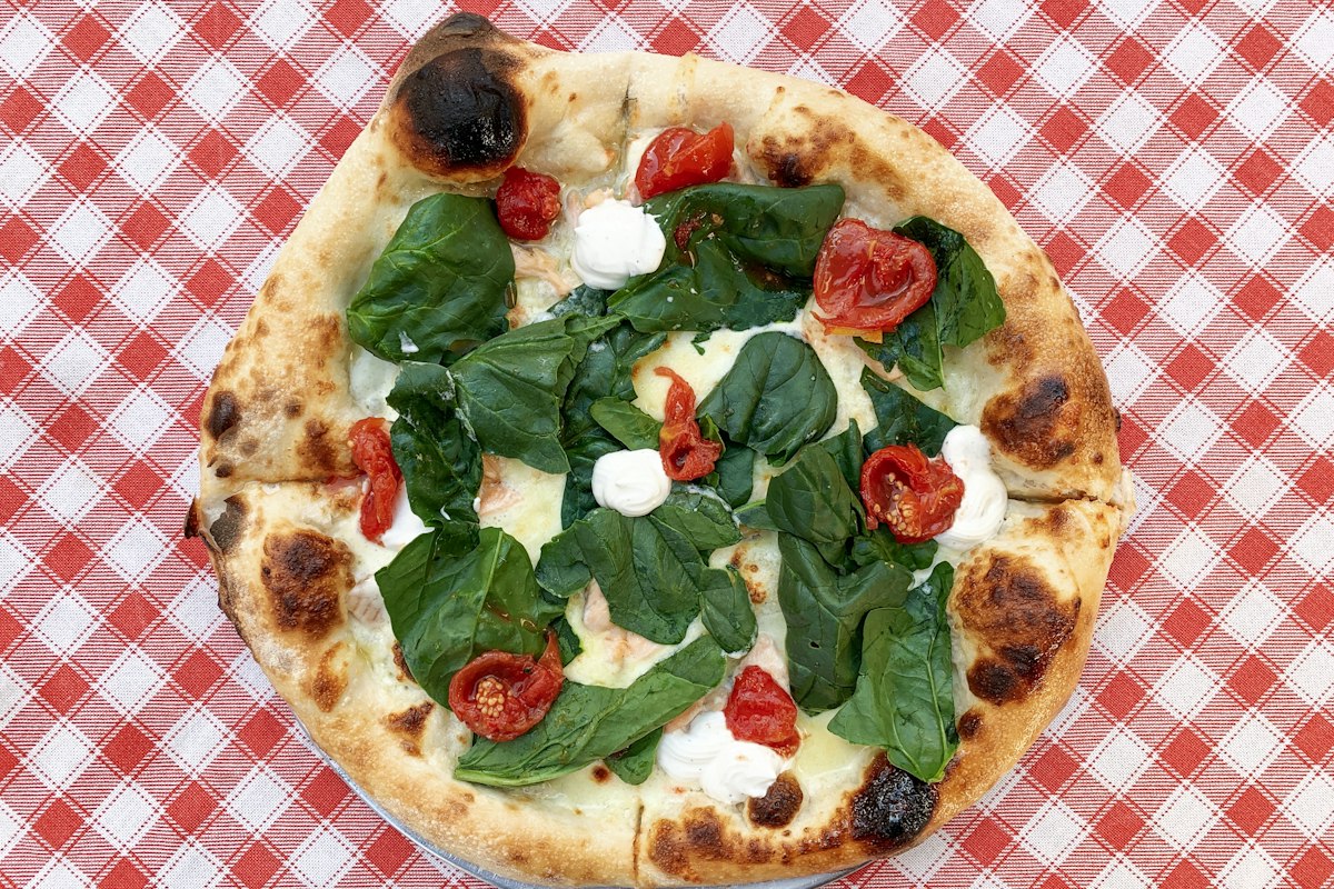 Pizza margherita napolitaine au basilic frais