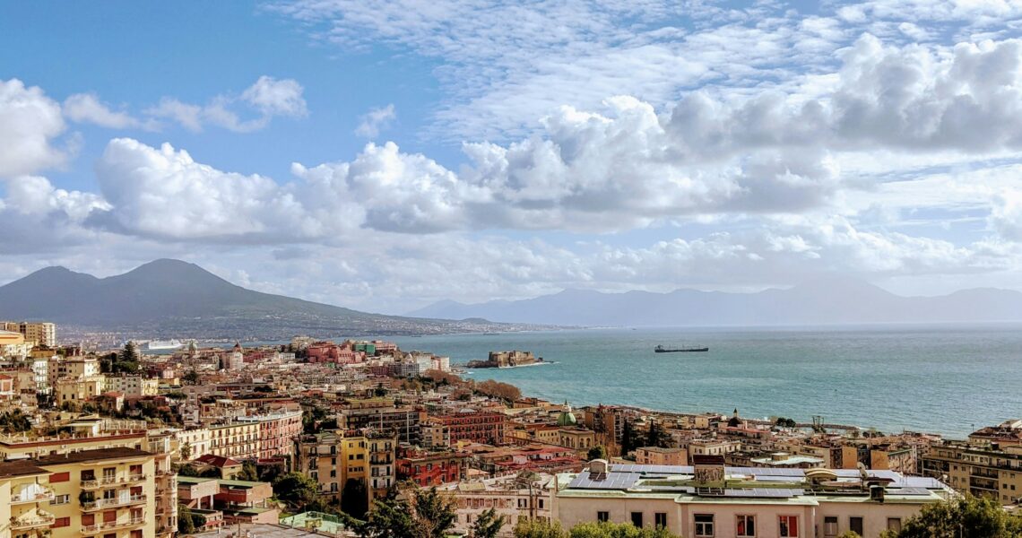 Vue de Naples et de son front de mer sous un ciel bleu